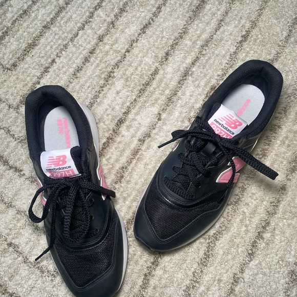 New Balance 997H sneakers in a women’s size 9 US (EU 40.5, UK 7). - Picture 8 of 16